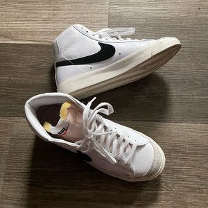NIKE BLAZERS